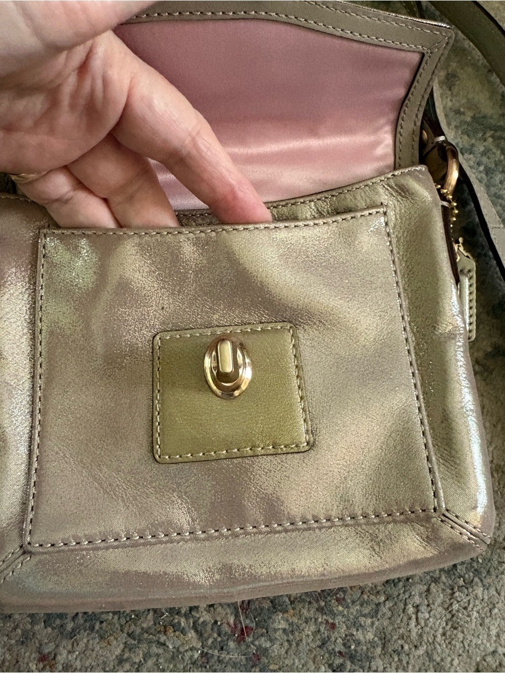 Coach Metallic Gold small crossbody purse. Turn lock closure compact leather - Picture 5 of 12